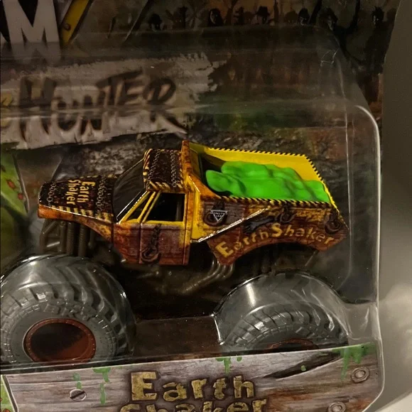 Monster Jam - Monster Mutt VS. EarthShaker - Zombie VS. Hunter Series 1:64 Scale - Picture 3 of 6